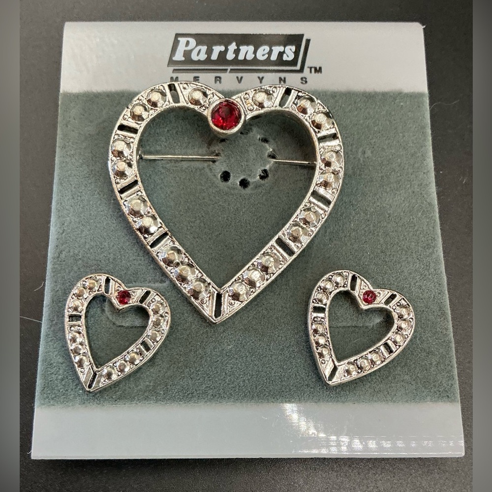 VINTAGE PARTNERS MERVYN’S RED RHINESTONE HEART BROOCH EARRING SET NWT
